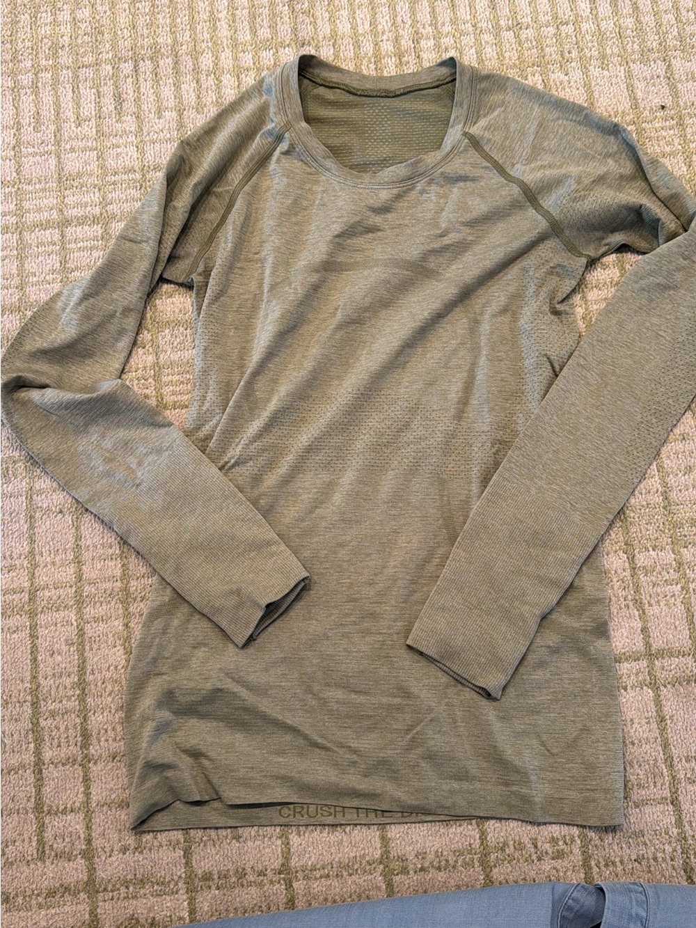 Lululemon women’s size 4 olive green long sleeve shirt perfect